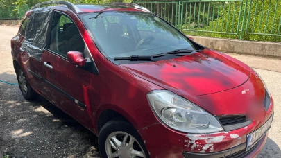 İpini koparan boğa 3 metre yükseklikten otomobilin üzerine düştü!