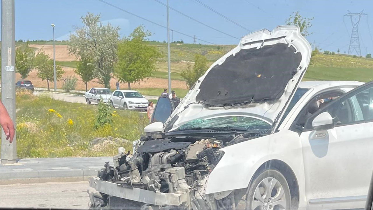 İki otomobilin kafa kafaya çarpıştığı kazada 8 kişi yaralandı!