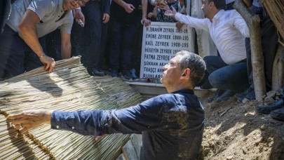 CHP Lideri Özgür Özel, mezara inerek Zeyrek’in naaşını defnetti!
