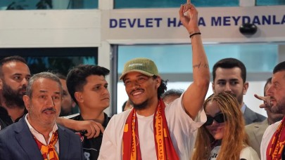 Leroy Sane İstanbul'a geldi taraftara 'üçlü' çektirdi!