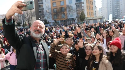 Başkan Çolakbayrakdar: "Evlatlarımızın geleceğine ışık tutuyoruz"