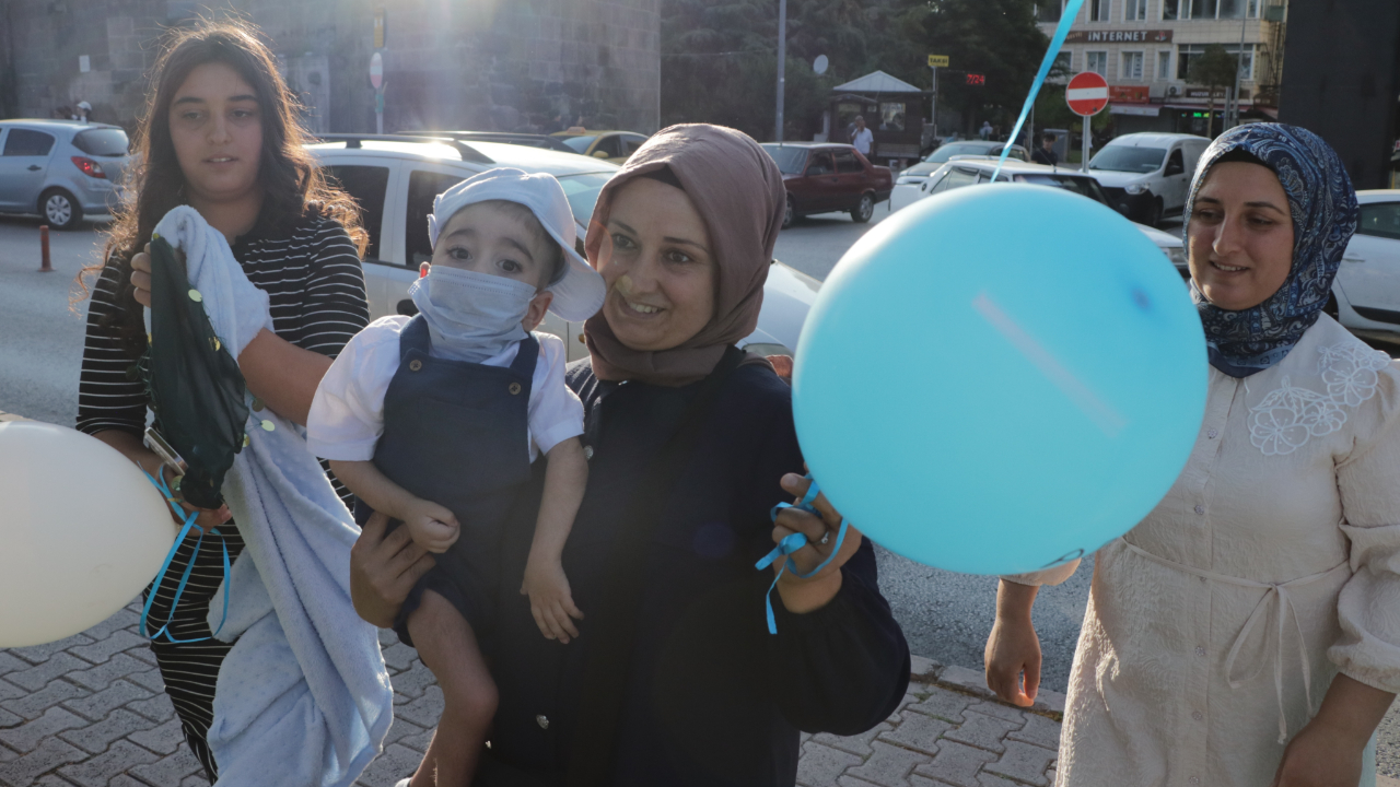 SMA’lı Muhammed İçin Umut Zaferle Sonuçlandı: Valilik Önünde Gözyaşlarıyla Kutlama!