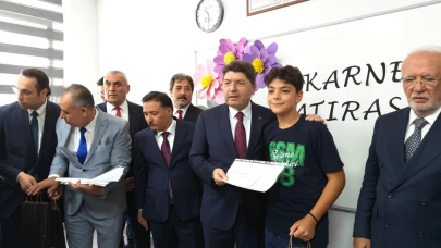Bakan Tunç, çocukların karne heyecanına ortak oldu!
