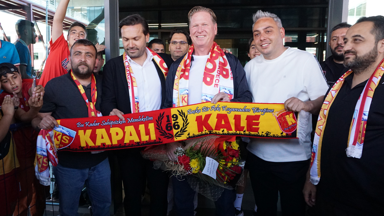 Kayserispor’un yeni teknik direktörü Markus Gisdol çiçeklerle karşılandı!