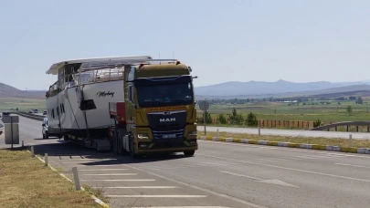 Sivas-Kayseri Karayolunda İlginç Görüntü: Karayolunda Yat Görenleri Şaşırttı!