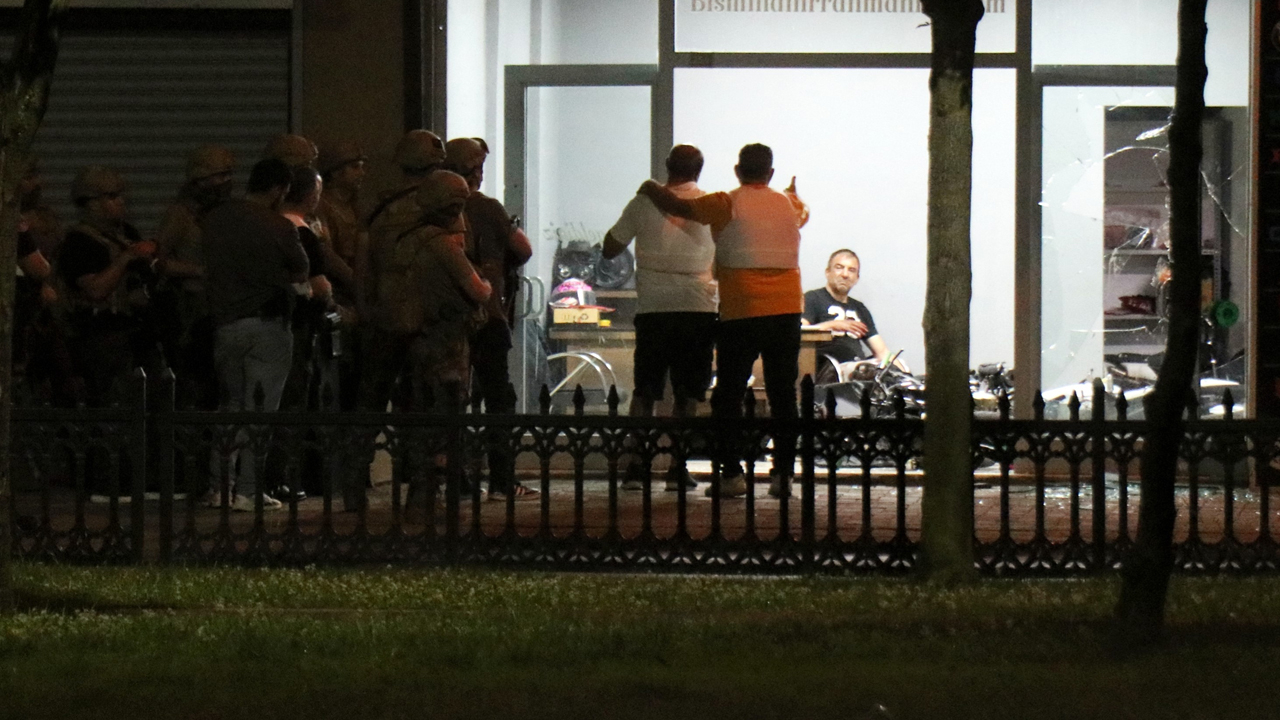 Hakkında yakalama kararı olan şahıs polise ateş açıp dükkana saklandı: Yaralı halde 6 saat direndi!