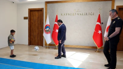 Vali ve emniyet müdürü şehit çocuğuyla futbol oynadı!