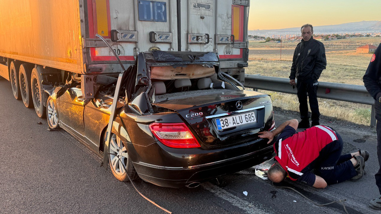 Kayseri'de otomobil tıra çarptı: 1 ölü
