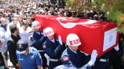 Elinde oyuncağı, şehit babasının tabutuna sarılıp gözyaşı döktü!