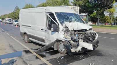 Minibüsün kamyona arkadan çarptığı kazada 1 kişi yaralandı!