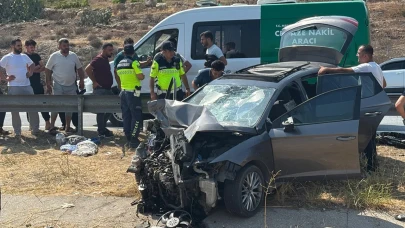 Mersin'de otomobil tıra çarptı!