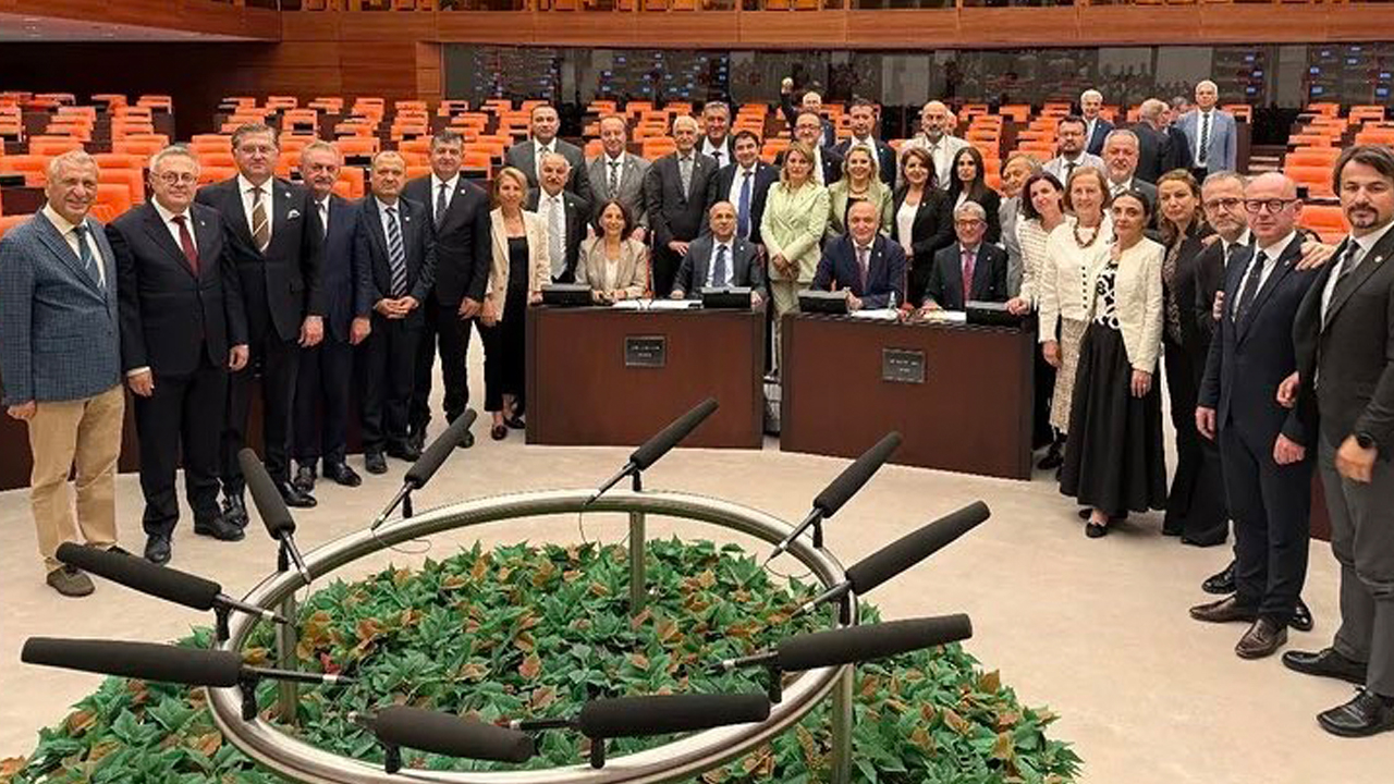 Meclis tatile girdi milletvekilleri fotoğraf çektirdi!