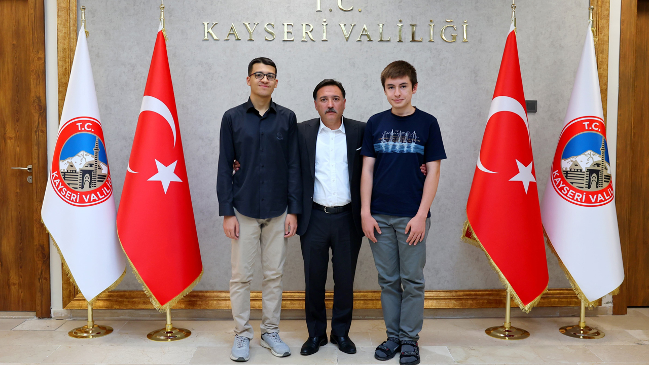 Vali Çiçek, YKS’de dereceye giren öğrencileri makamında kabul etti!