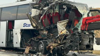 Mersin'de otobüs tıra çarptı: 9 kişi yaralandı!