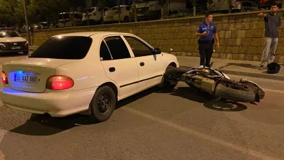 Motosiklet ile otomobilin çarpıştığı kazada 2 kişi yaralandı!