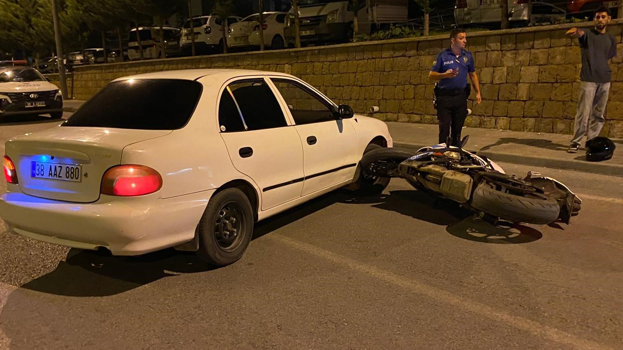 Motosiklet ile otomobilin çarpıştığı kazada 2 kişi yaralandı!
