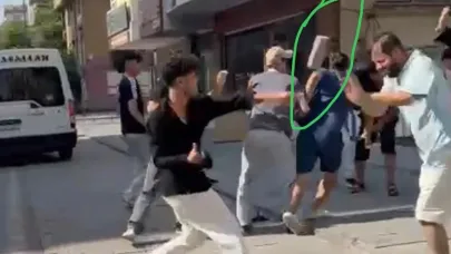 Kayseri'de kavga ettikleri şahsı kaldırım taşıyla bayılttılar... Sokak ortasındaki kavga kamerada!
