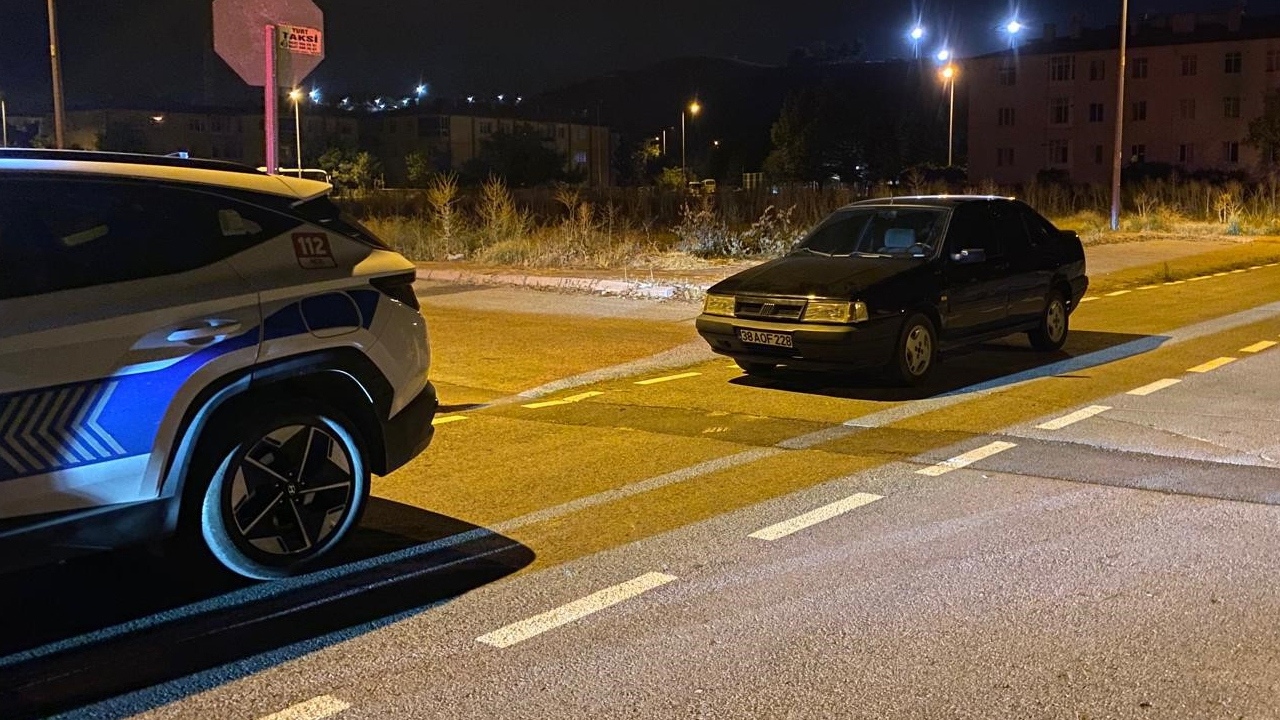 ‘Dur' ihtarına uymayan ehliyetsiz sürücü yakalandı!
