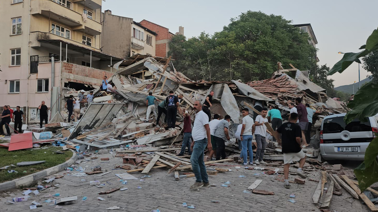 Balıkesir Sındırgı'da 6.1'lik deprem 1 ev yıkıldı ciddi hasar gören yapılar var!