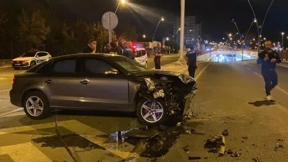 Ters yöne dönmeye çalışan otomobil kazaya neden oldu!
