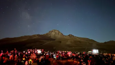 Erciyes’te Yıldızlarla Buluşma: 20 Bin Kişi Perseid Meteor Yağmurunu İzledi!