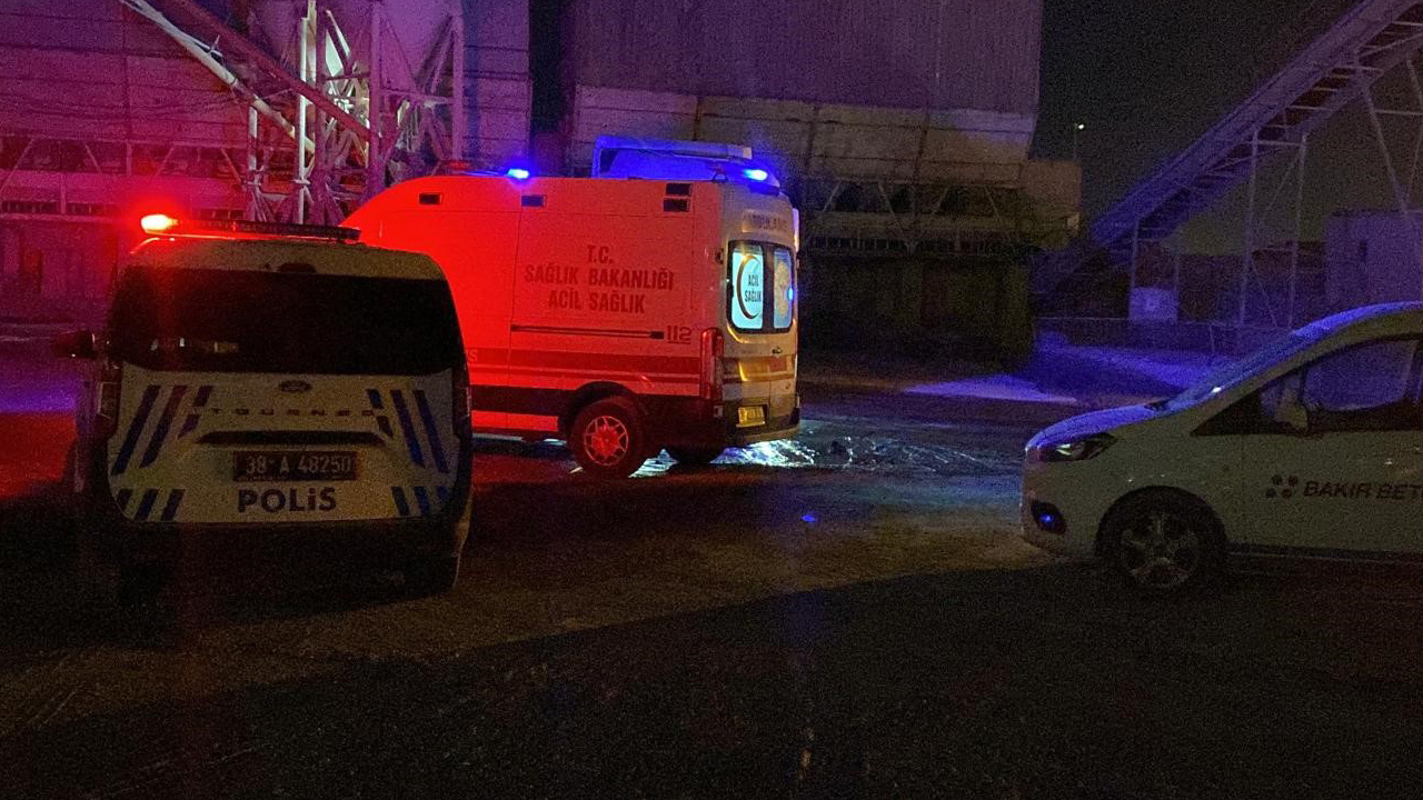 Çimento kamyonunun kapağının çarptığı şoför yaşamını yitirdi!