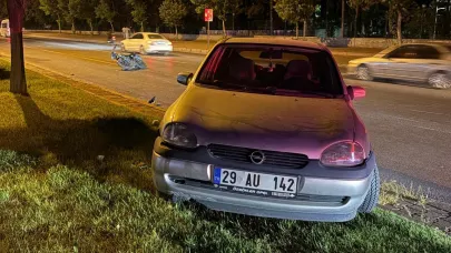 Motosikletle çarpışan otomobil refüje çıktı!