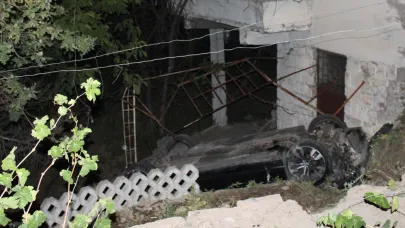 Ehliyetsiz sürücü evin bahçesine uçtu: 3 yaralı!