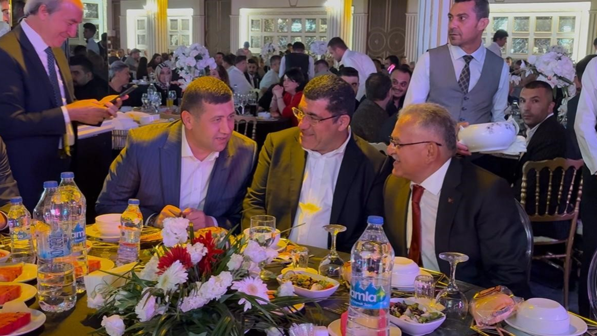 Anjiyo olan Büyükkılıç, düğüne katıldı!