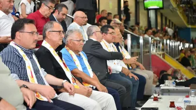Eski Bakan Özhaseki Uzun Süre Sonra Ortaya Çıktı: Maçı Tribünden Takip Etti!