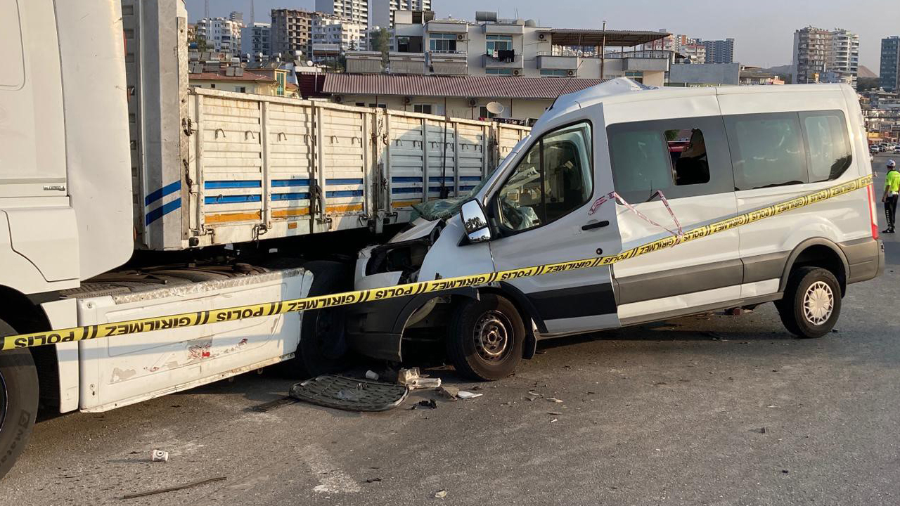 Öğrencileri Mersin'e tatile getiren minibüs kaza yaptı!