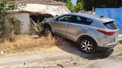 Çarpışmanın etkisiyle savrulan otomobil müstakil eve girdi!