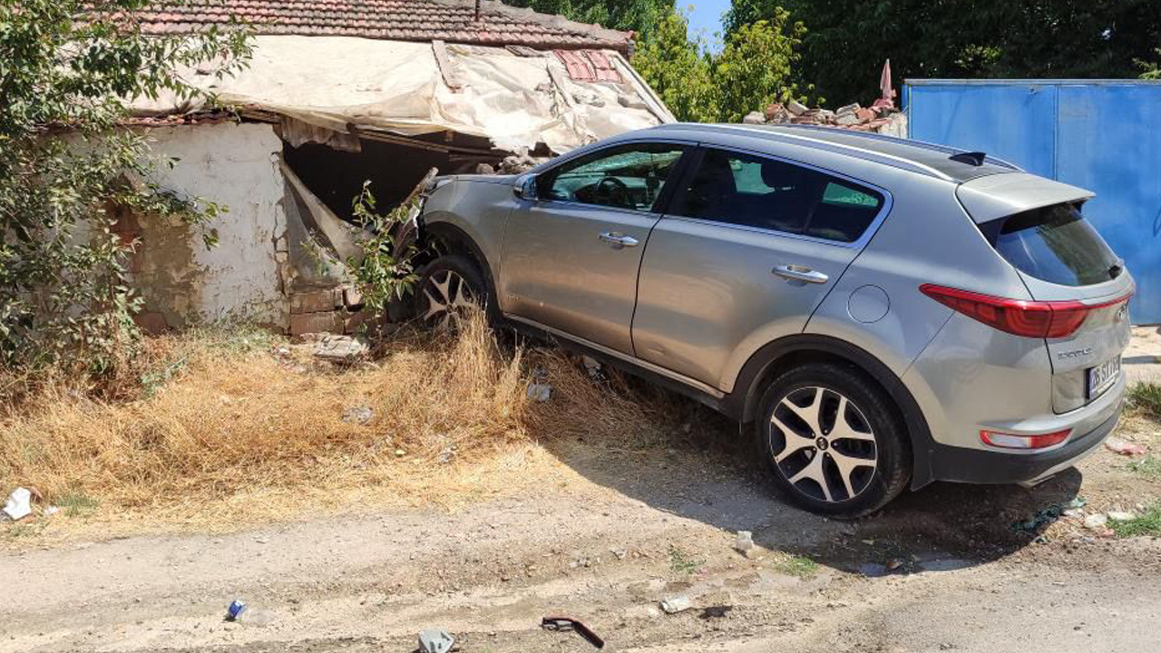 Çarpışmanın etkisiyle savrulan otomobil müstakil eve girdi!