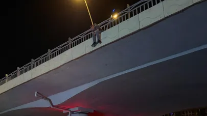 Köprüden atlamak isteyen şahsı polis ikna etti!