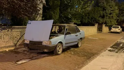 Park halindeki otomobil alev aldı!