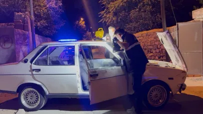Çaldıkları otomobille kaza yapıp, bir evin garajına park ettiler!
