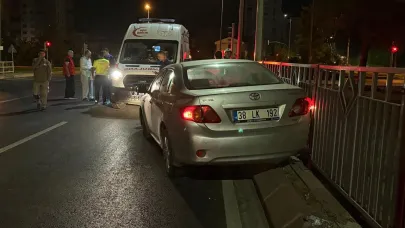 Bariyerlere çarpan otomobilin tekerleği fırladı!