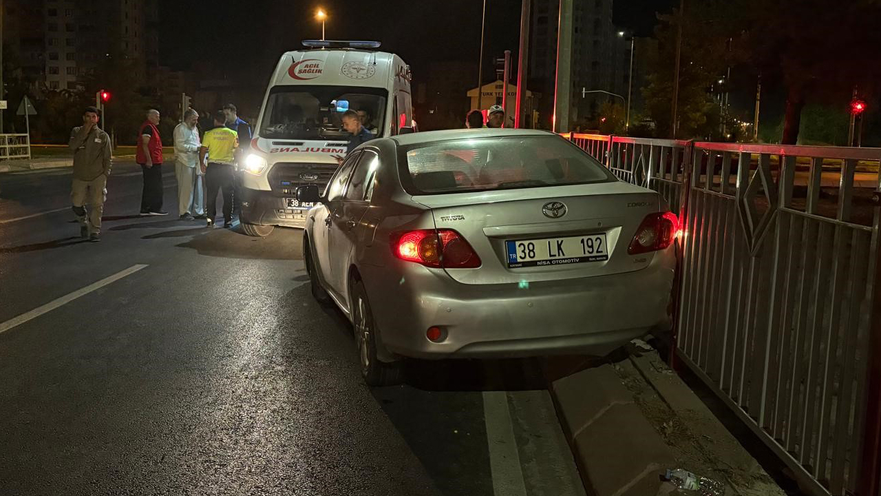 Bariyerlere çarpan otomobilin tekerleği fırladı!
