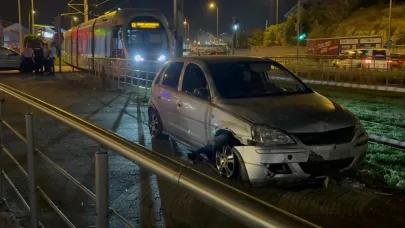 Tramvay yoluna giren alkollü sürücü önce kaçtı sonra geri geldi!