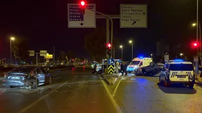 Işıkta bekleyen otomobile arkadan çarpıp, takla attı!