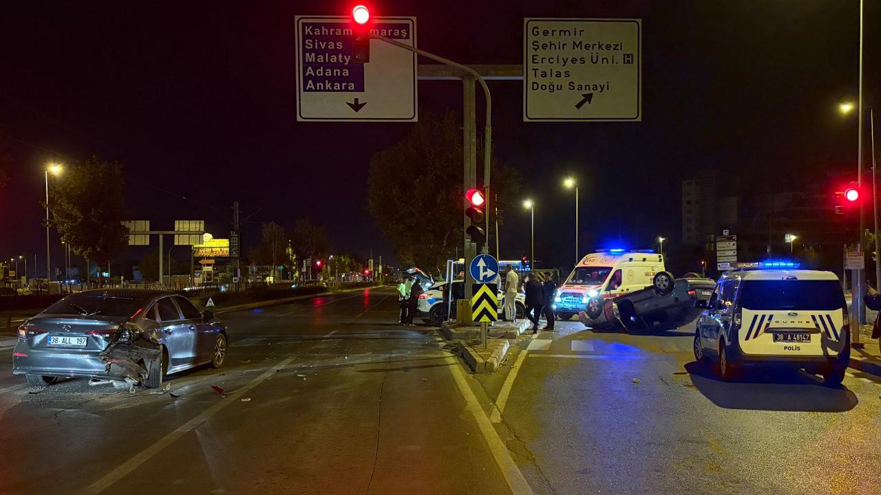 Işıkta bekleyen otomobile arkadan çarpıp, takla attı!
