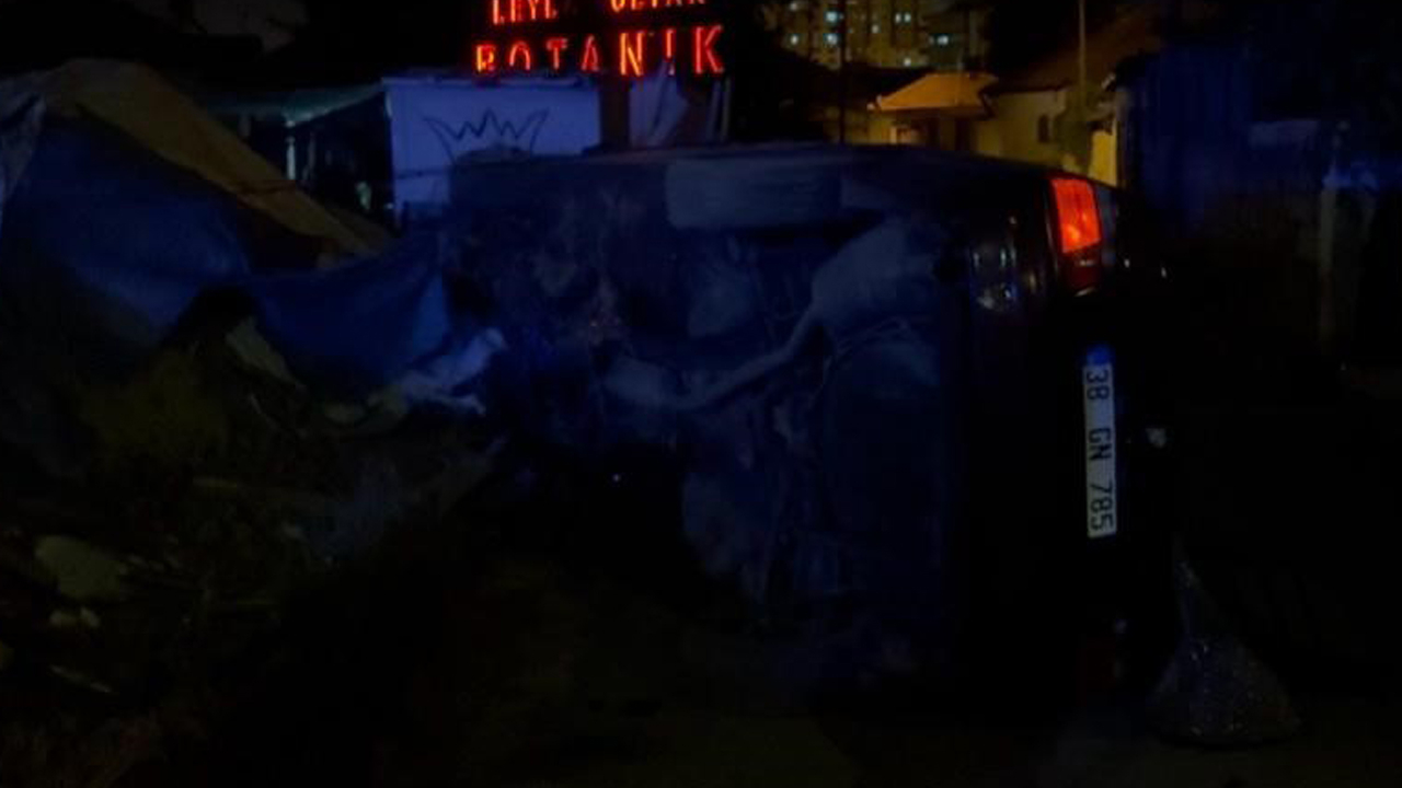 Yan yatan otomobilden çıkıp, yüzünü yıkamaya gitti!