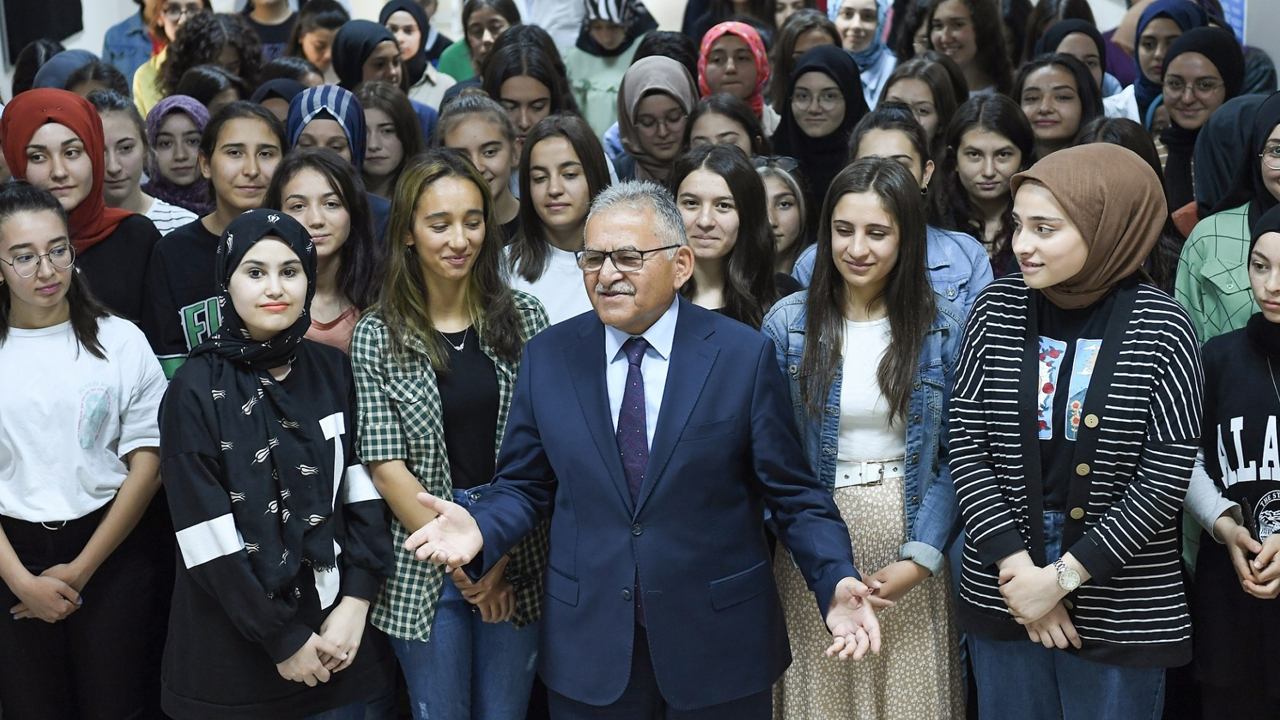 Büyükkılıç’tan, 10 bin öğrenciye 42 milyon TL’lik kırtasiye ve beslenme desteği!