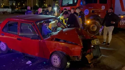 Aydınlatma direğine çarpan sürücü otomobilde sıkıştı!