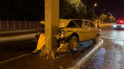 Klasik otomobil direğe ok gibi saplandı: 1 ağır yaralı!