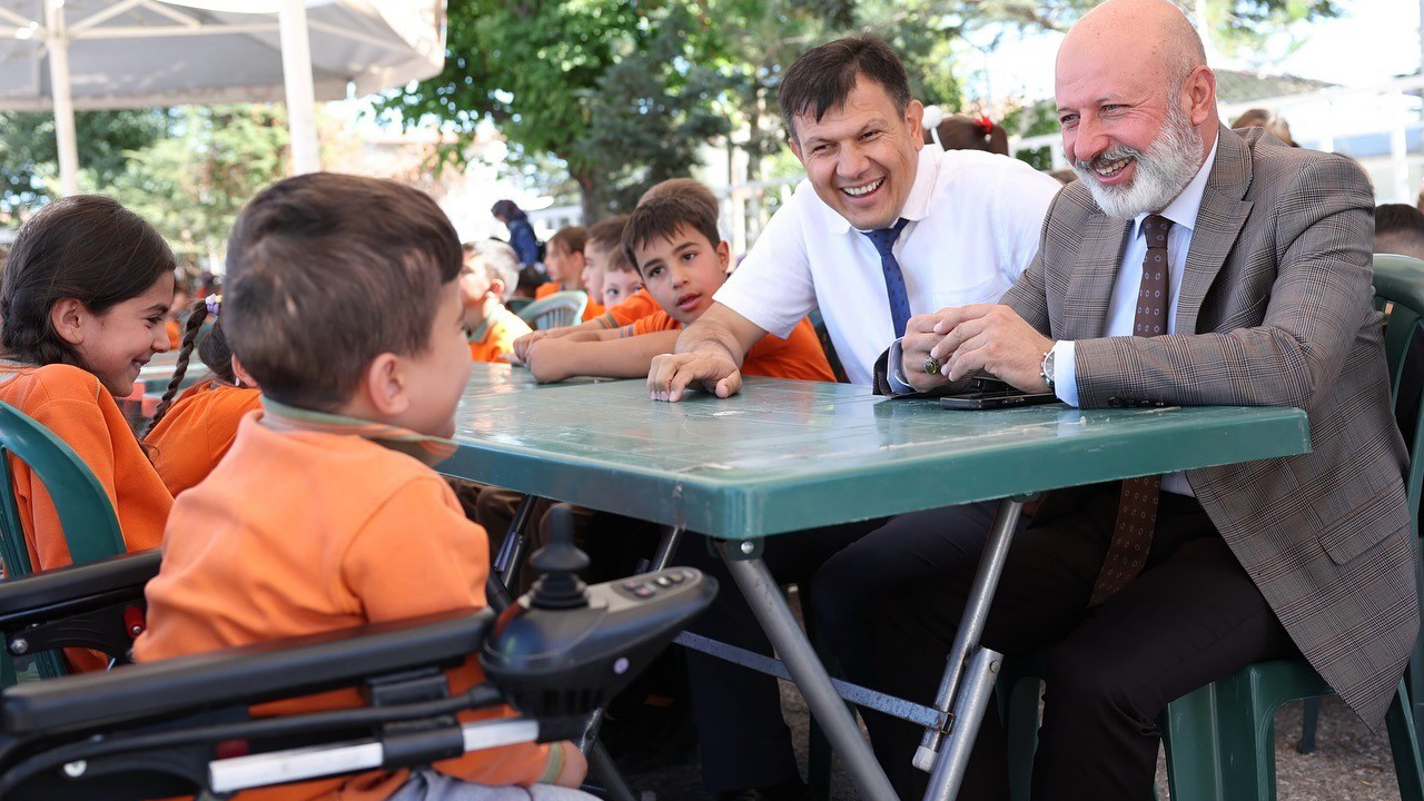 Başkan Çolakbayrakdar: &quot;Her çocuk bir tebessümle dünyayı güzelleştirir&quot;