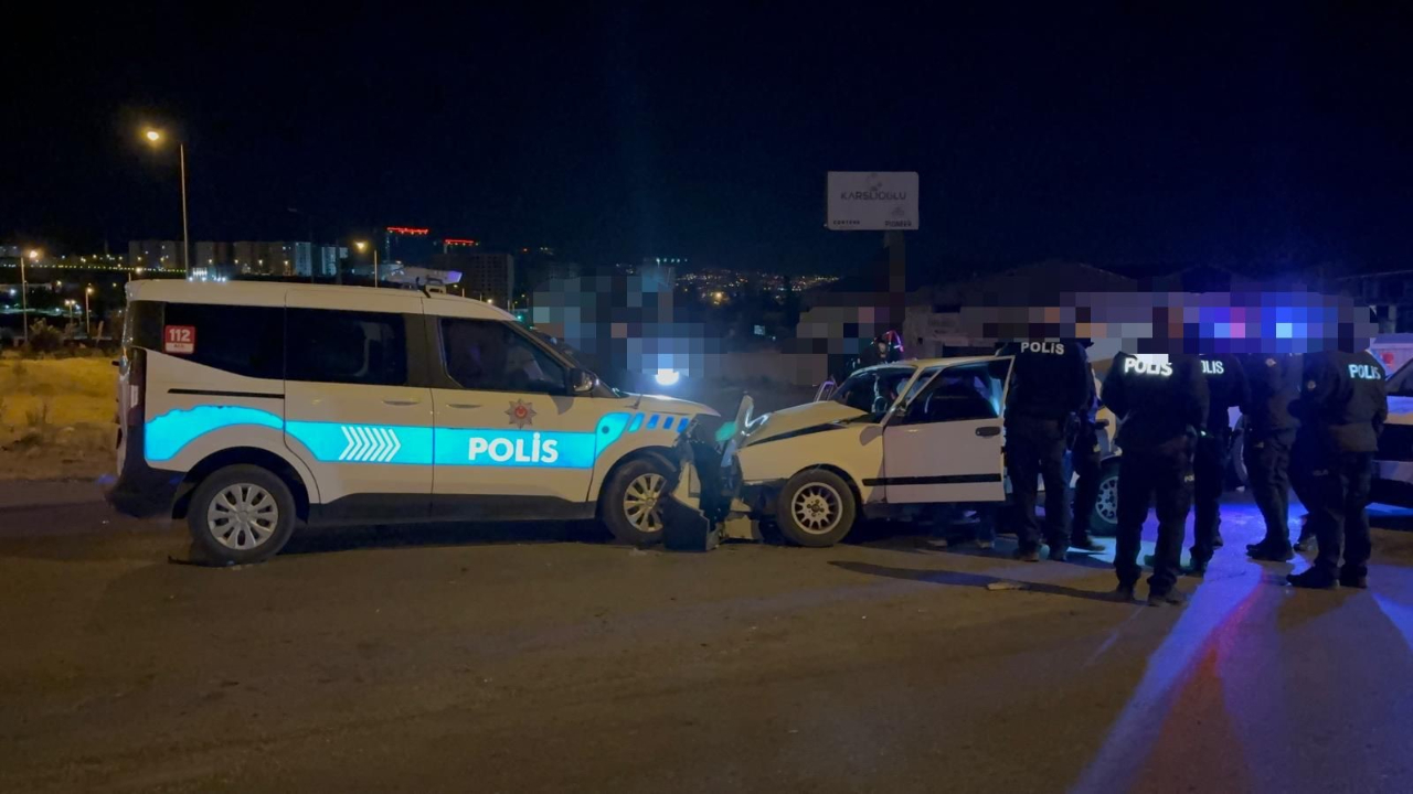 &#039;Dur&#039; ihtarına uymayan otomobil sürücüsü polis otosuna çarptı: 2 polis memuru yaralı!