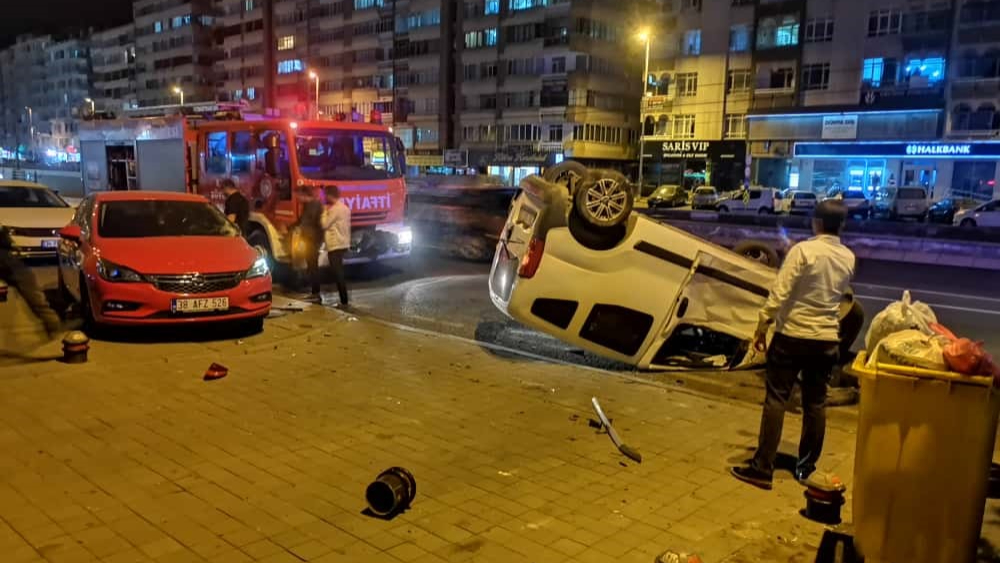 Takla atan hafif ticari araç park halindeki 2 otomobile çarptı: 3 yaralı!