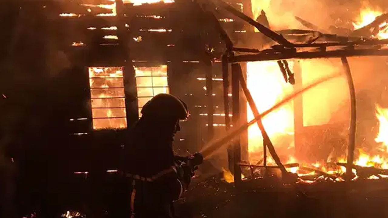 Ordu&#039;da korkutan yangın: 2 katlı ev kullanılamaz hale geldi!