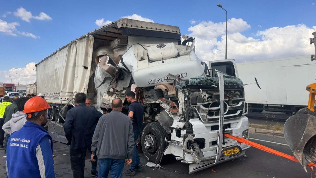 Kayseri'de 3 araçlı zincirleme kaza: 3 yaralı!